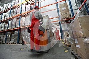 Goods delivery in storehouse