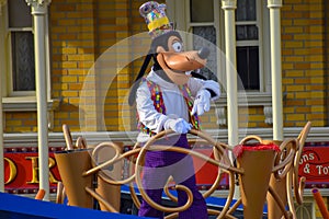 Goofy in Mickey and Minnie`s Surprise Celebration parade at Walt Disney World  2