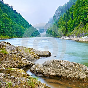 Da montagna un fiume mattina 