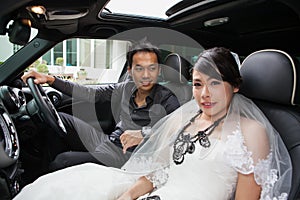 Gorgeous wedding couple in car