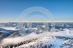 Nádherná zimní krajina v horách se sněhem na stromech při východu slunce, Slovensko Velky Choc