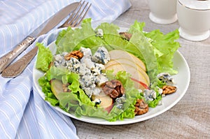 Gorgonzola salad with pear