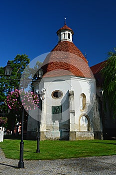 Gotická uličnice svaté anny ve skalici na západním slovensku, přestavěná v barokním stylu, s okolními stromy