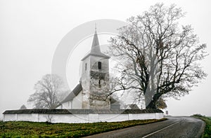 Gotický kostel v obci Ludrová u Ružomberka, Slovensko