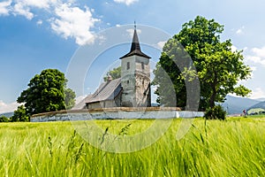 Gotický kostol v obci Ludrová pri Ružomberku na Slovensku