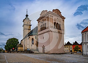 Gotický kostel a renesanční zvonice na hlavním náměstí ve Spišské Sobotě v Popradu, Slovensko