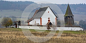 Gotický kostol sv. Martina v obci Čerín na jeseň. Slovensko. Európa