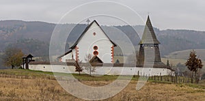 Gotický kostol sv. Martina v obci Čerín na jeseň. Slovensko. Európa