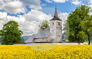 Gotický kostel v obci Ludrová Slovensko