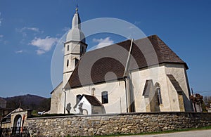 Gotický evangelický kostel ze 14. století v Kocelovce.