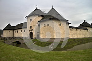 Zámek vodní hrad Hronsek, Slovensko: Původně patřil rodu Geczy, později byl v majetku šlechtických rodů