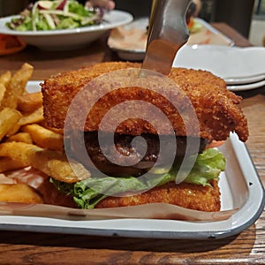 Gourmet burger with a bun made of fried mac and cheese