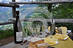 Gourmet pick nick in the mountains. Prosecco, bread and cheese