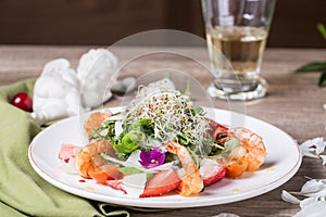 Gourmet salad with prawns