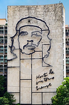 Government building in Havana with a famous Che Guevara image