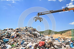 Grabber crane over garbage