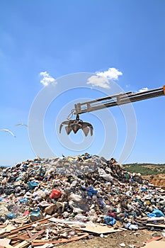 Grabber crane over garbage