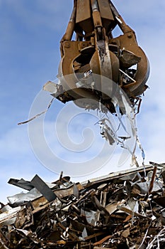 Grabber loading a metal garbage