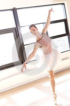 Graceful Ballerina en Pointe in Dance Studio