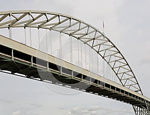Agraciado sección de acero arco operación puente 