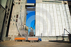 Grain elevator. Storage and loading of grain