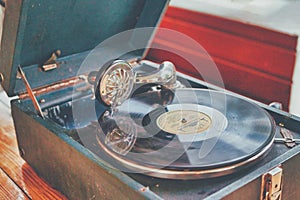 The gramophone record is played on the old potiphon