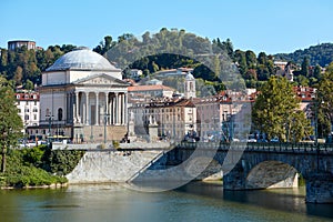 Nonna Chiesa Torino un un fiume soleggiato 