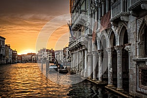 Il grande canale palazzo sul tramonto 