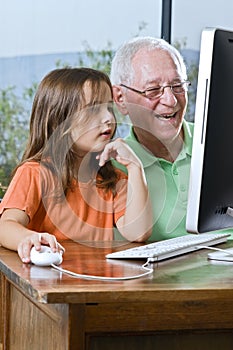 Dedko a vnučka počítač 