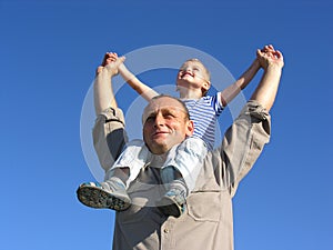 Nonno con nipote, su cielo blu.