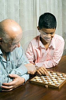 Abuelo a nieto sobre el mesa 