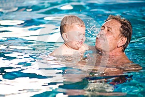 Dedko a vnuk plávať 