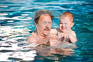 Dědeček a vnuk plavat 