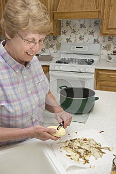 Nonna cucinando suo la cucina patate 