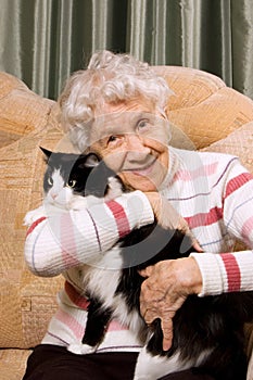 Nonna gatto sul divano 