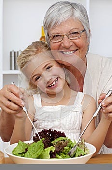 Nonna mangiare insalata nipotina 