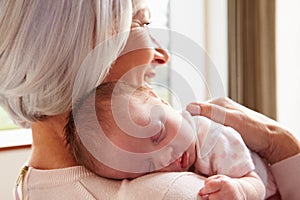 Abuela posesión durmiendo bebé recién nacido un nino nieta 