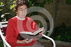 Abuela estudios La biblia en 