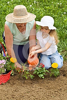 Nonna insegnamento le basi da giardinaggio 