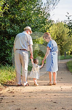 Nonni un un bambino nipote al di fuori 