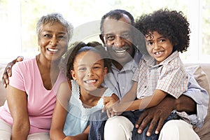 Abuelos nietos relajante sobre el 