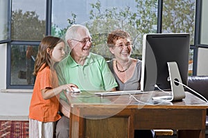 Prarodičia a vnučka počítač 