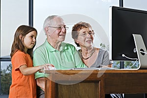Prarodičia a vnučka počítač 