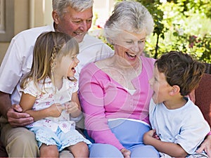 Abuelos sonriente nietos 