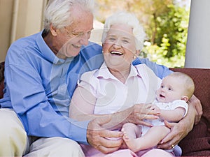 Abuelos afuera sobre el un nino 