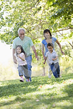 Abuelos correr nietos 