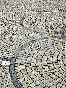 Granite pavement with curved parts