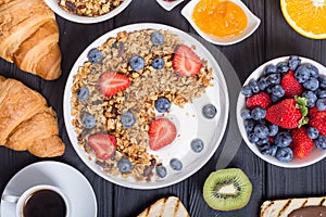 Granola yogurt and berries