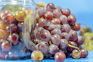 Un grano de vino manojos en un tazón sobre el mesa sobre el azul fuera de foco 