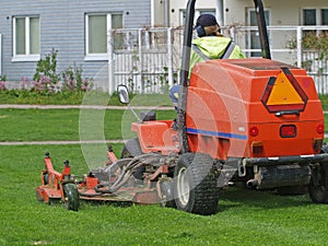 Grass cutting tractor